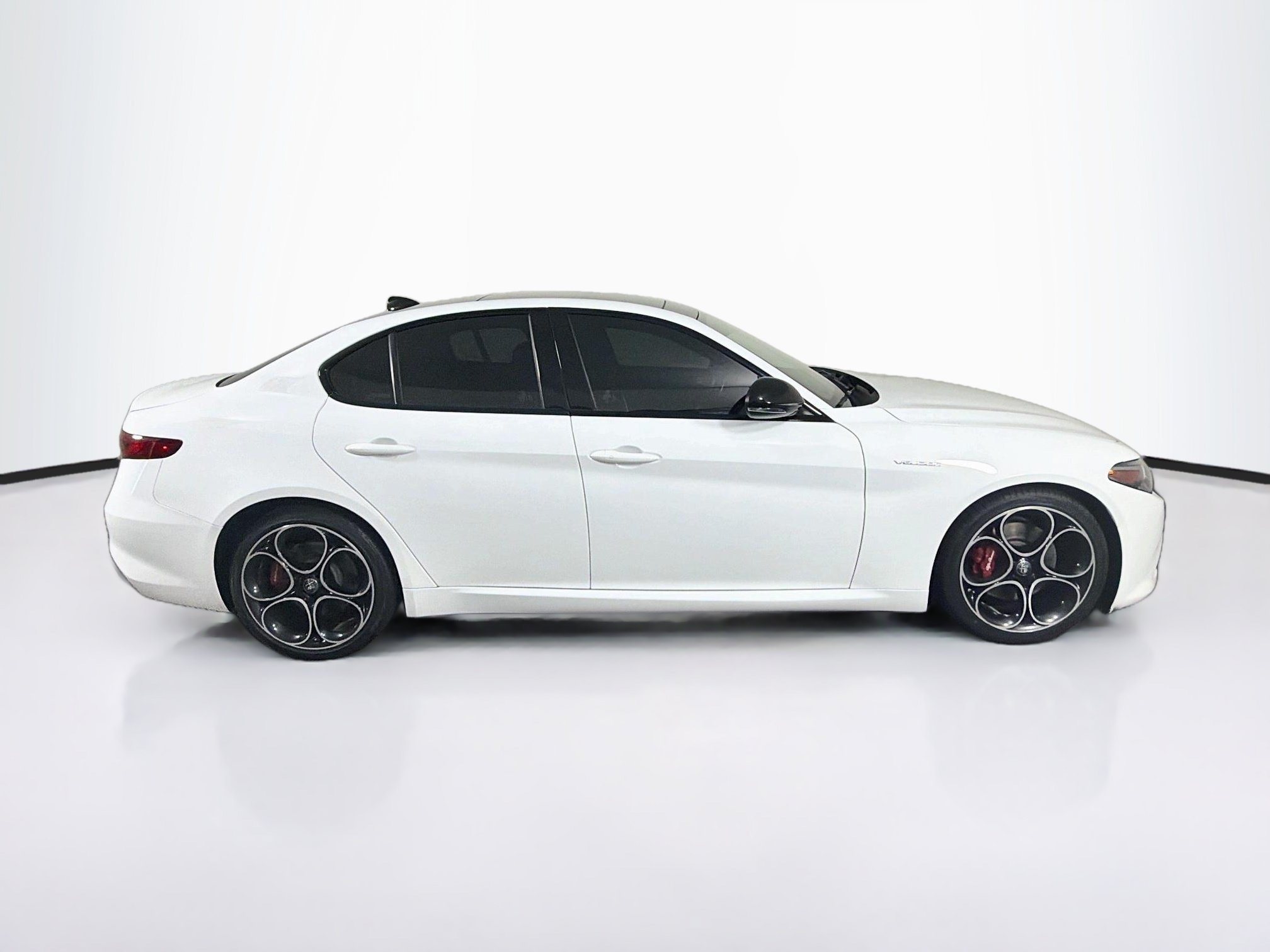 Used 2023 Alfa Romeo Giulia Veloce RWD image 10
