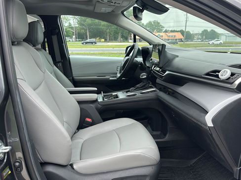 Used 2025 Toyota Sienna XLE w/ XLE Plus Package AWD/4WD image 13