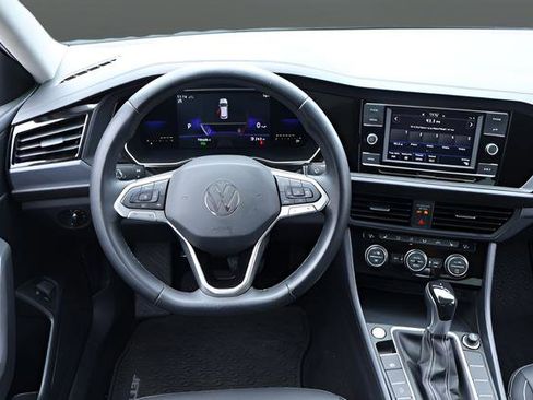 Certified 2022 Volkswagen Jetta SE w/ Panoramic Sunroof Package FWD image 16