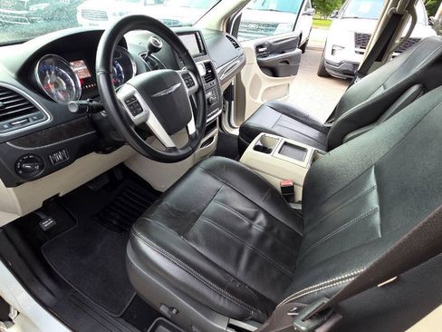 Used 2016 Chrysler Town & Country Touring FWD image 25