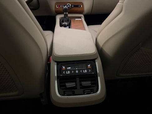 Used 2022 Volvo XC90 T5 Momentum w/ Advanced Package AWD/4WD image 29