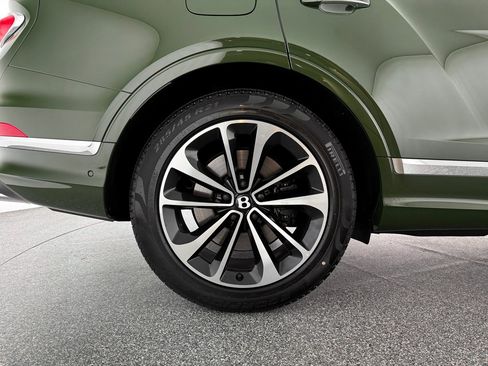Used 2025 Bentley Bentayga image 37