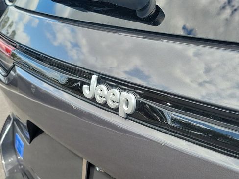 Used 2024 Jeep Grand Cherokee Laredo X image 7