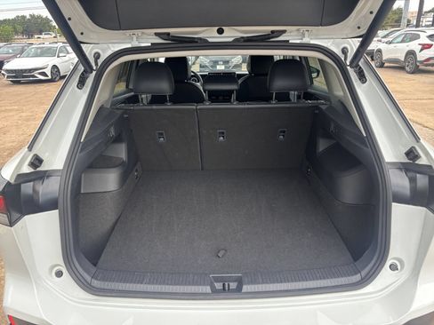 Used 2026 Volkswagen Tiguan SE FWD image 32