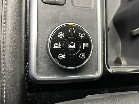 Used 2024 Nissan Pathfinder SV image 16