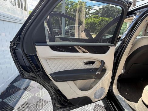Used 2020 Bentley Bentayga Plug-In Hybrid AWD/4WD image 25
