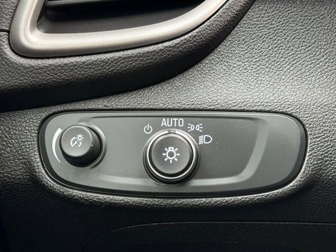 Used 2019 Chevrolet Trax LT w/ Sun & Sound Package image 39