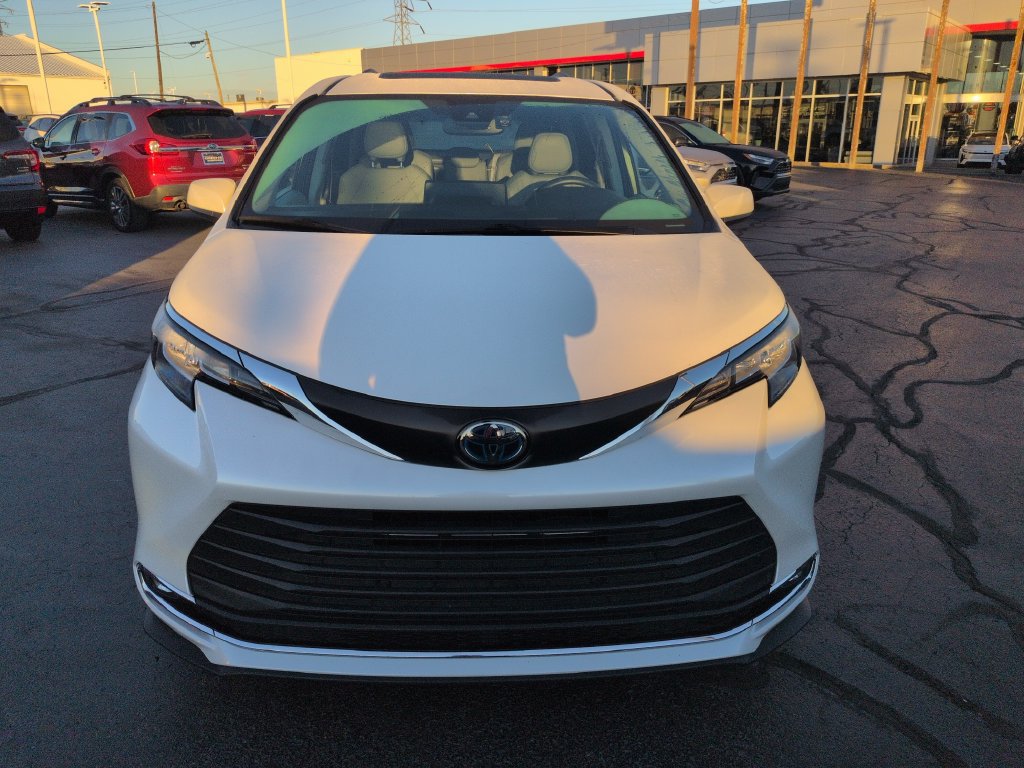 Certified 2023 Toyota Sienna XLE FWD image 8
