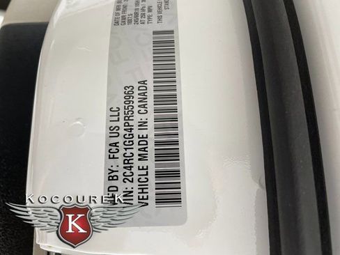 Used 2023 Chrysler Pacifica Limited FWD image 27