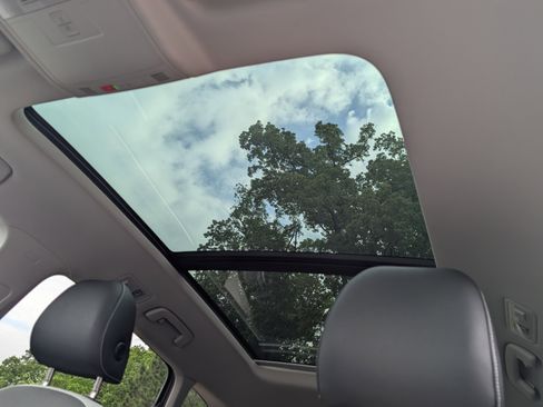Used 2025 Volkswagen Taos SE w/ Panoramic Sunroof Package FWD image 15
