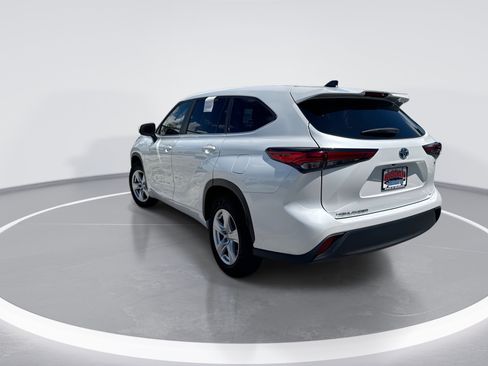 Used 2023 Toyota Highlander LE FWD image 6