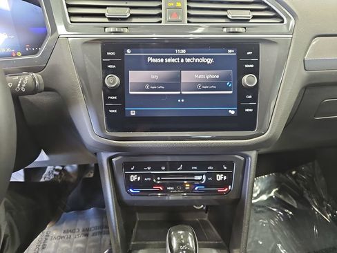 Used 2024 Volkswagen Tiguan SE image 19