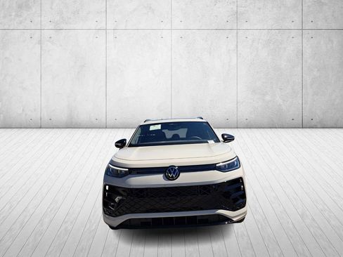 New 2026 Volkswagen Tiguan SE R-Line image 3
