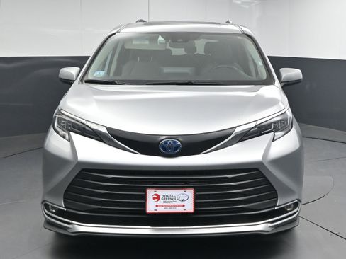 Certified 2024 Toyota Sienna XLE image 2