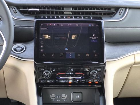 Used 2023 Jeep Grand Cherokee Limited image 18