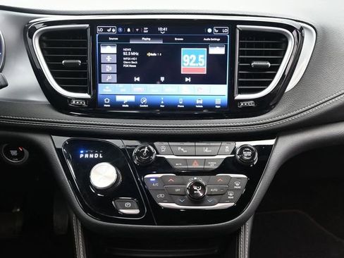 Used 2025 Chrysler Pacifica Limited image 25