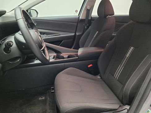 Used 2025 Hyundai Elantra SEL image 17