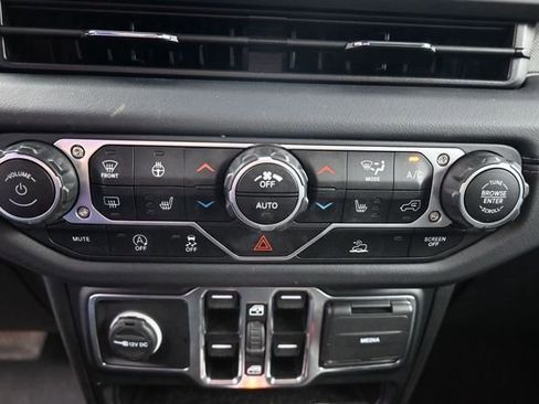 Used 2025 Jeep Wrangler Unlimited Sahara AWD/4WD image 22