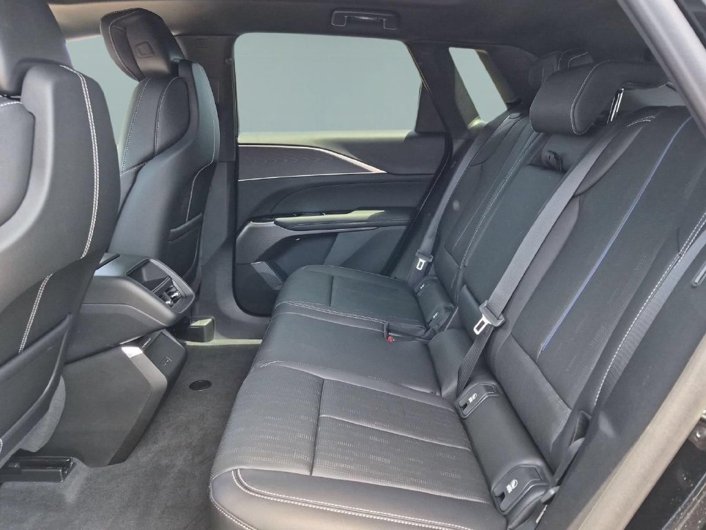 Used 2026 Cadillac Lyriq Luxury AWD/4WD image 23