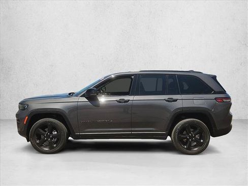 Used 2025 Jeep Grand Cherokee Altitude AWD/4WD image 10