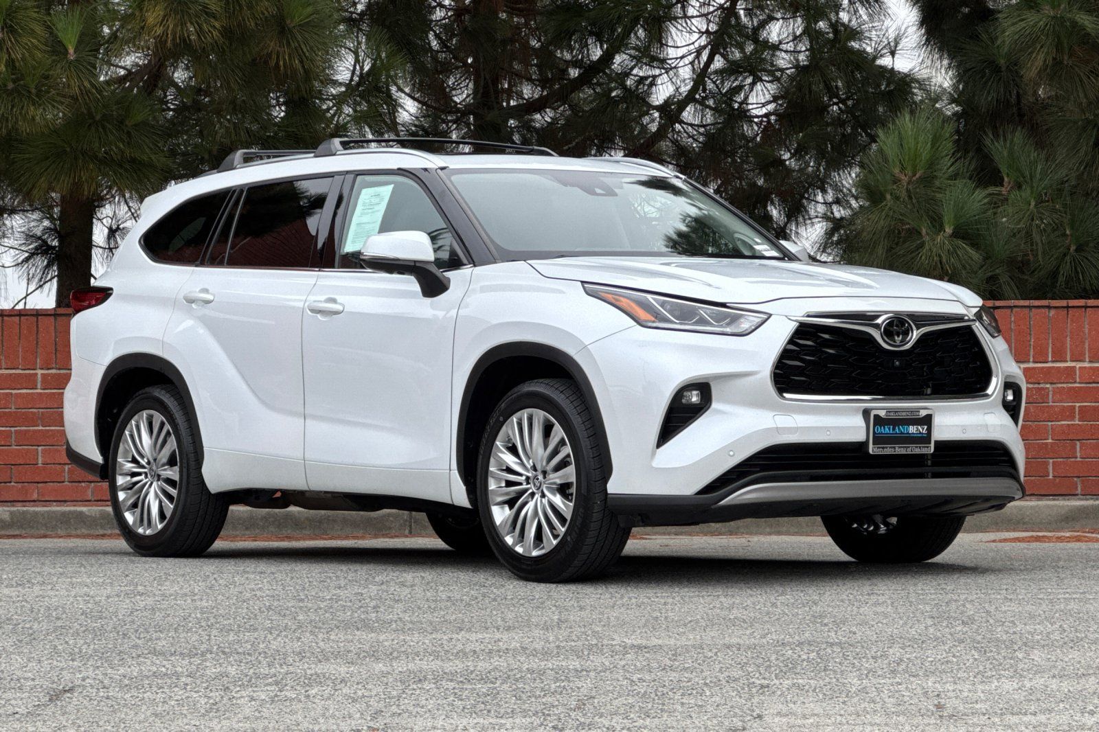 Used 2023 Toyota Highlander Platinum FWD image 2