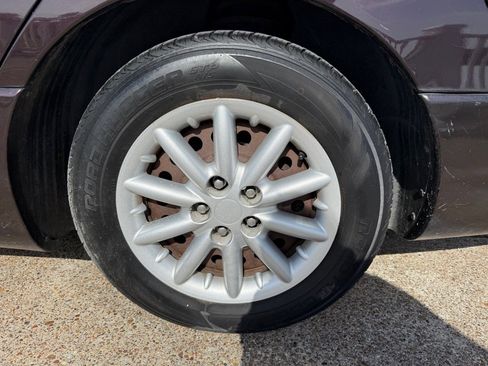 Used 2004 Chrysler Concorde LX image 18
