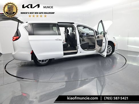 Used 2024 Chrysler Pacifica Touring-L FWD image 53