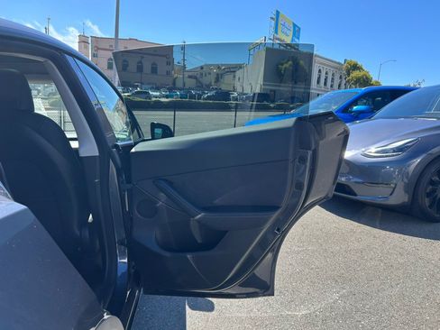 Used 2022 Tesla Model Y Long Range AWD/4WD image 36
