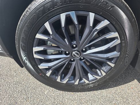 Used 2025 Nissan Rogue SL w/ Tech Package FWD image 9