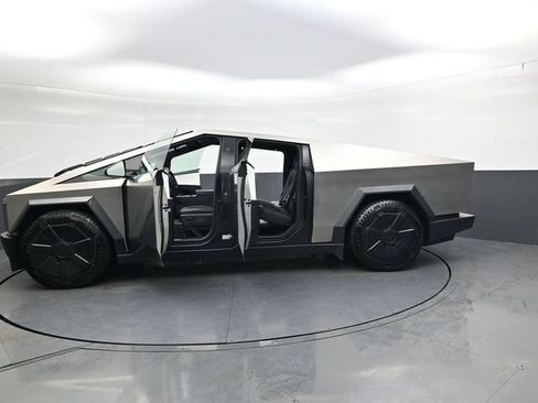 Used 2024 Tesla Cybertruck AWD Crew Cab image 33