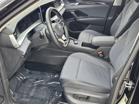 Certified 2026 Volkswagen Tiguan SE w/ Panoramic Sunroof Package FWD image 10