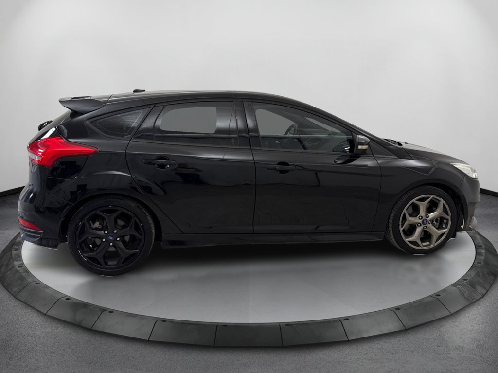 Used 2017 Ford Focus ST FWD image 4