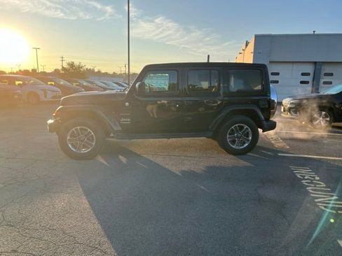 Used 2019 Jeep Wrangler Unlimited Sahara AWD/4WD image 3