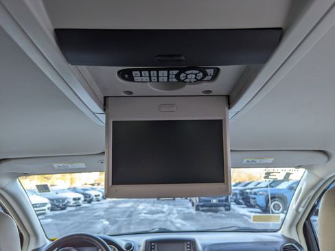 Used 2013 Chrysler Town & Country Touring image 41