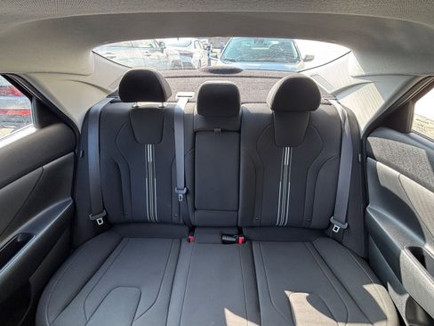 Used 2025 Hyundai Elantra SEL image 33