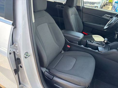 Used 2025 Kia Sportage LX image 35