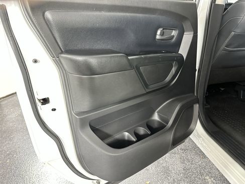 Used 2019 Nissan Titan S image 34