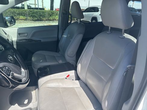 Used 2020 Toyota Sienna XLE w/ XLE Navigation Package image 14
