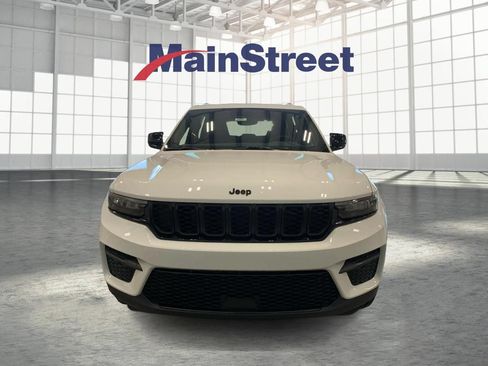 Used 2024 Jeep Grand Cherokee Altitude AWD/4WD image 8