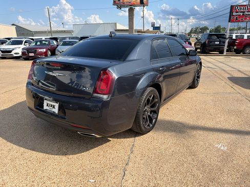 Used 2019 Chrysler 300 Touring w/ Sport Appearance Package RWD image 5