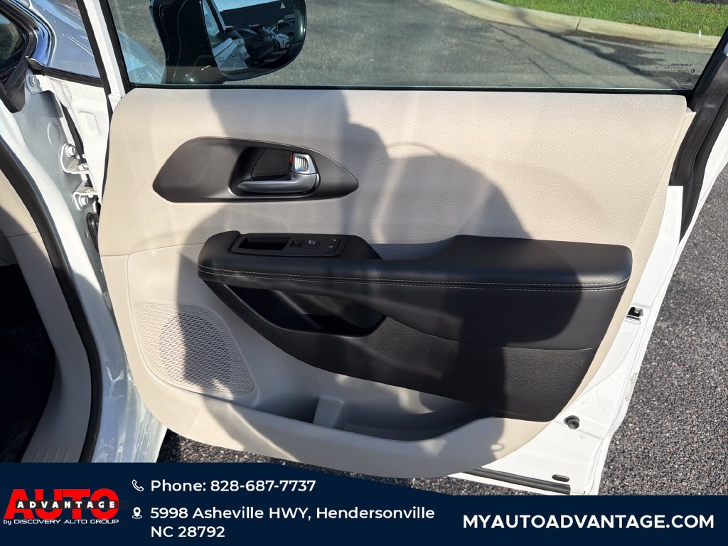 Used 2024 Chrysler Pacifica Touring-L FWD image 33
