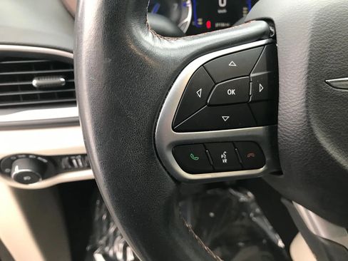 Used 2018 Chrysler Pacifica Touring-L image 16