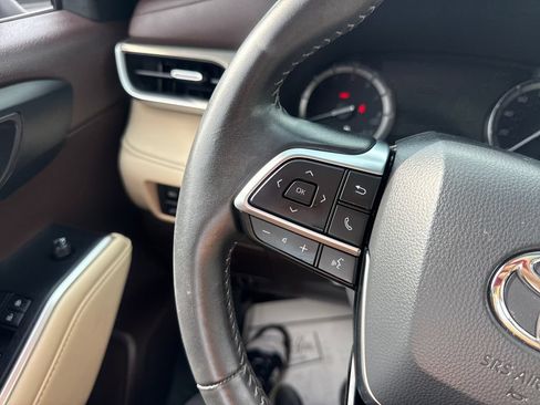 Used 2020 Toyota Highlander XLE AWD/4WD image 32