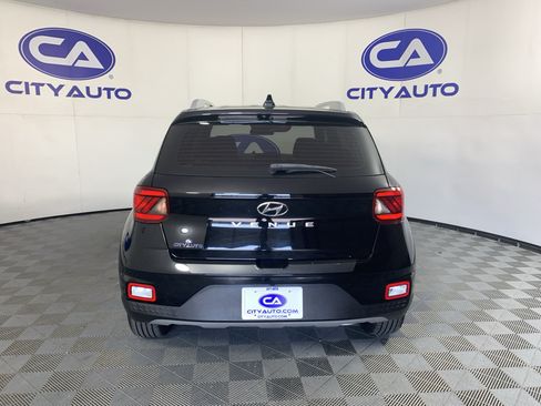 Used 2022 Hyundai Venue SEL FWD image 4