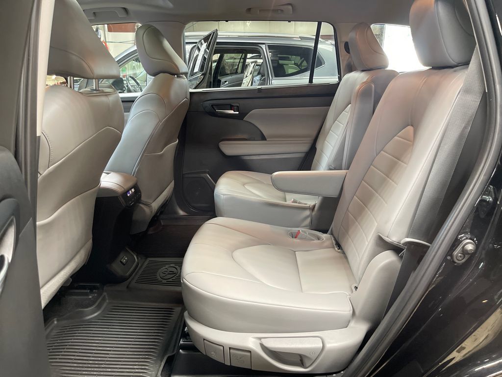 Used 2023 Toyota Highlander XLE AWD/4WD image 20