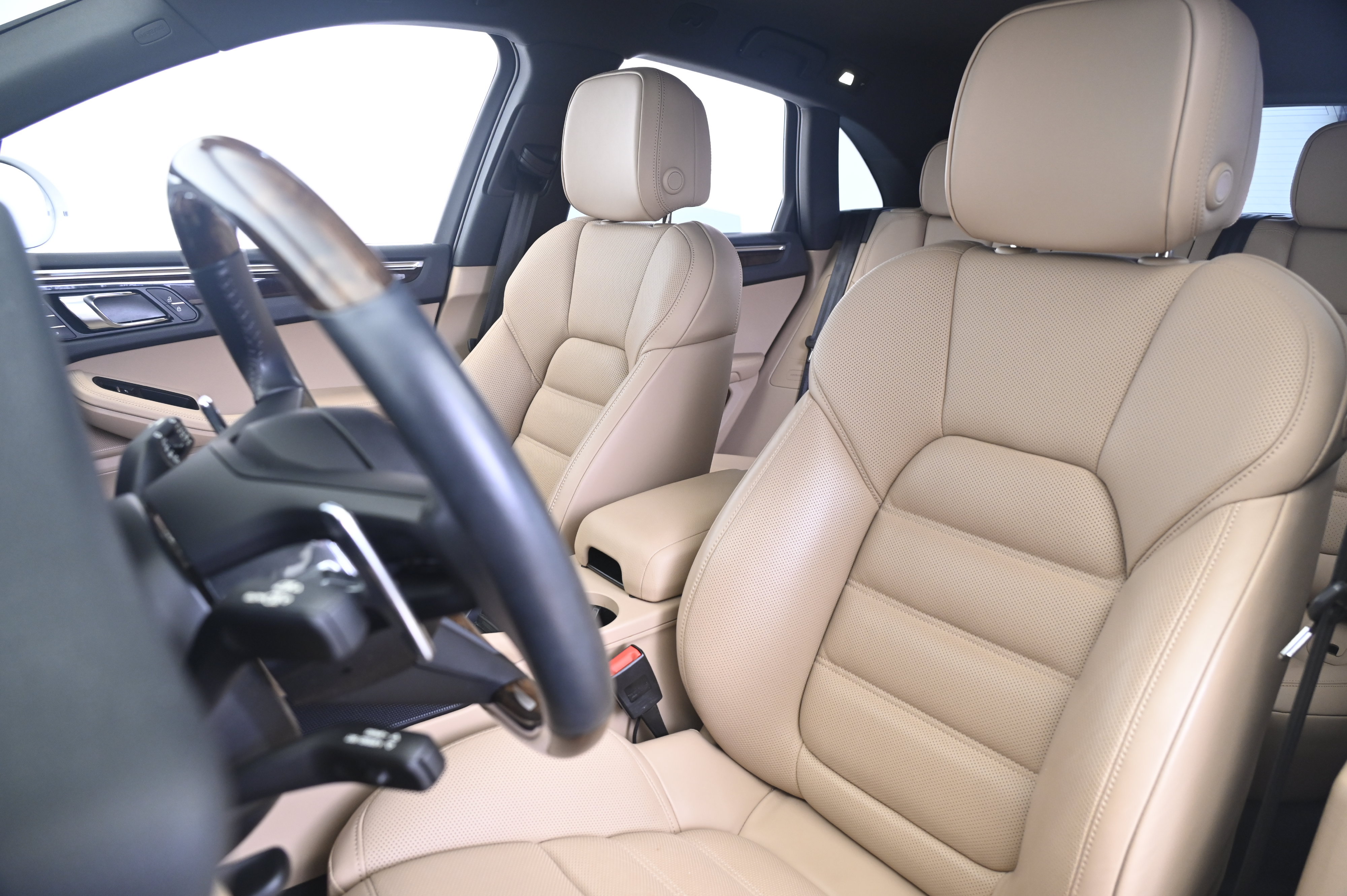 Certified 2024 Porsche Macan AWD/4WD image 29