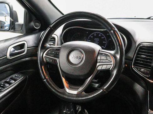 Used 2019 Jeep Grand Cherokee Laredo w/ Security & Convenience Group AWD/4WD image 16