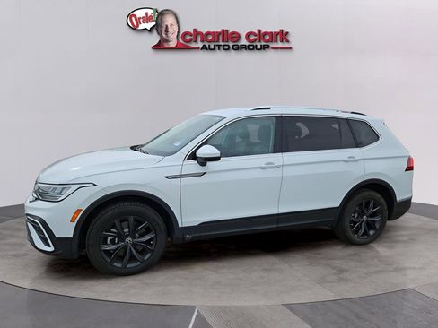 Used 2024 Volkswagen Tiguan SE image 1