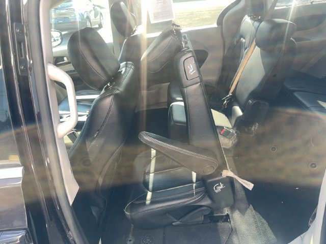 Used 2019 Chrysler Pacifica Touring-L FWD image 12