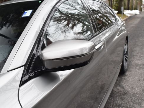 Used 2021 BMW 750i xDrive w/ Executive Package image 16